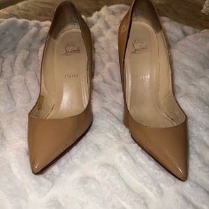 Christian Louboutin nude patent leather pump.